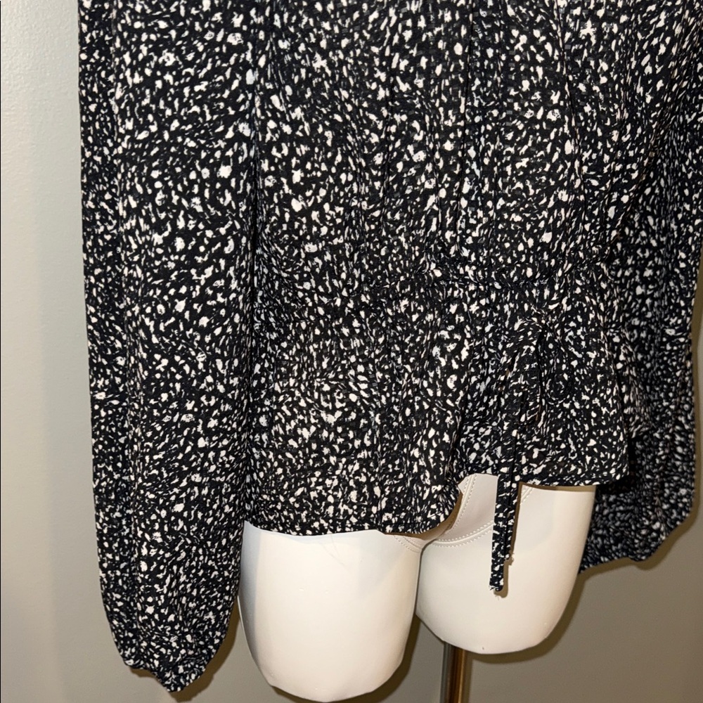 NWT Universal Thread Patterned Blouse - Picture 4 of 11